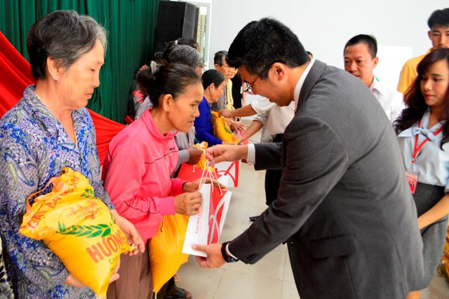 &Ocirc;ng Shigehira Uda - Gi&aacute;m đốc Nh&agrave; m&aacute;y Long Th&agrave;nh, C&ocirc;ng ty Ajinomoto Việt Nam tặng qu&agrave; Tết cho người ngh&egrave;o.