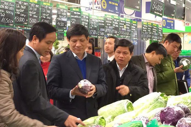 
Thứ trưởng Bộ Y tế Nguyễn Thanh Long kiểm tra nguồn gốc rau quả tại một siêu thị. Ảnh: Dantri
