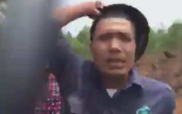 Hình ảnh nhân viên bảo vệ nhà máy xử lý chất thải Phú Hà đánh phóng viên khi đang tác nghiệp - Ảnh cắt từ clip
