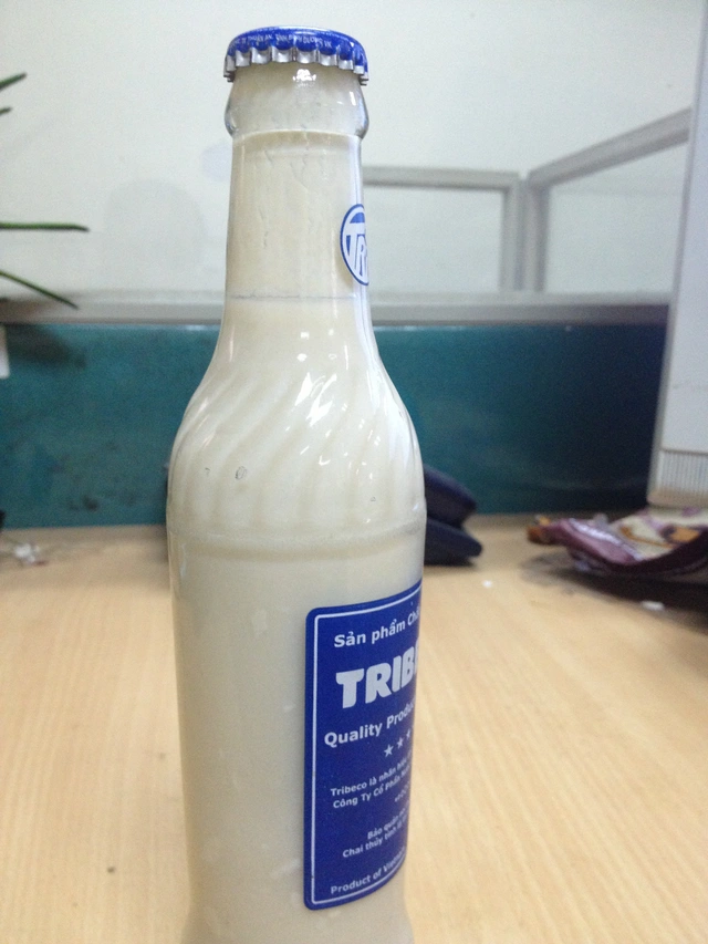 Chai sữa đậu nành có dán nhãn TRIBECO còn hạn đến ngày 14/3 nhưng đã nổi váng, vón cục