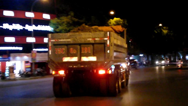Theo phản ánh của người dân, xe tải chở đất không che phủ bạt gây mất an toàn cho người đi đường đã diễn ra trong nhiều tối trước đó. Ảnh: Lê Chung