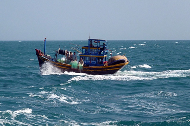 
Ngư dân Quảng Bình phát hiện tàu lạ thả nhiều túi nylon xuống biển, nghi chất nguy hại cho môi trường. Ảnh minh họa

