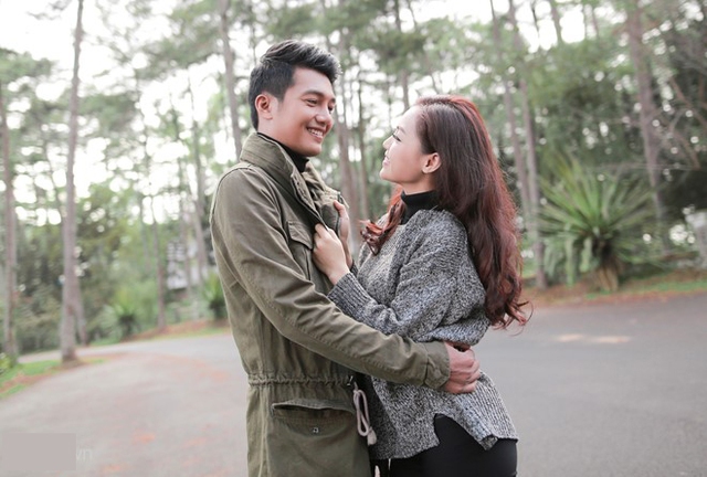 
​Sau khi đoạt giải Nam diễn viên chính xuất sắc hạng mục Phim truyền hình tại giải Cánh diều 2015, Quang Tuấn - chàng diễn viên sở hữu gương mặt điển trai và chiều cao 1,8 m thông báo sắp kết hôn cùng bạn gái Linh Phi, học trò của Nguyễn Hải Phong.
