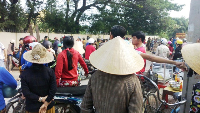 Hiện trường vụ t&agrave;i xế tử vong tr&ecirc;n c&acirc;y me.