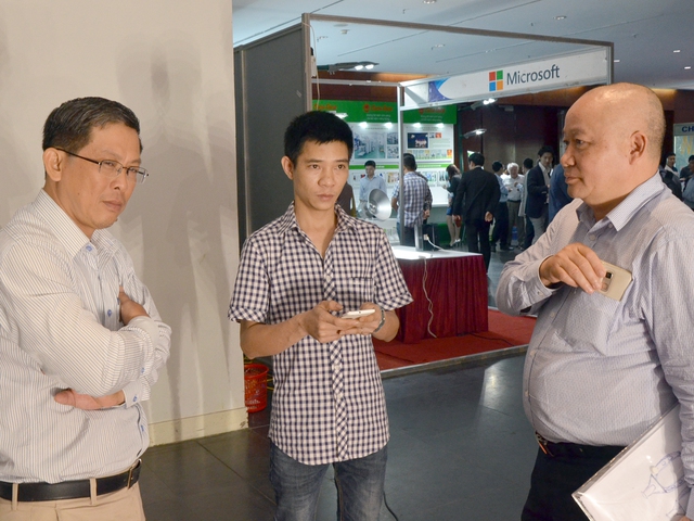 Ông Nguyễn Tăng Cường - Tổng giám đốc Tập đoàn Công nghiệp Quang Trung (phải) trao đổi về công nghệ với Tổng giám đốc Cty chiếu sáng TP HCM. (Ảnh: TG)