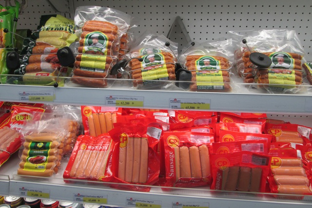 
Trên thị trường hiện có rất nhiều loại xúc xích đưọc bày bán nhưng sản phẩm của Vietfoods đã vắng bóng. Ảnh: P.V
