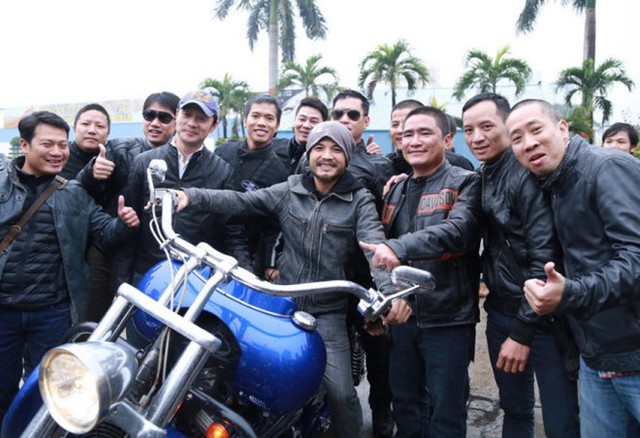 
Nhạc sĩ, ca sĩ Trần Lập bên cạnh những người bạn có cùng đam mê với xe mô tô. Ảnh TL
