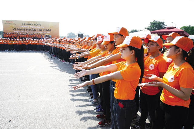 Gần 1.000 tình nguyện viên hát đồng ca bài “Ngày da cam” do nhạc sĩ Quỳnh Hợp sáng tác.