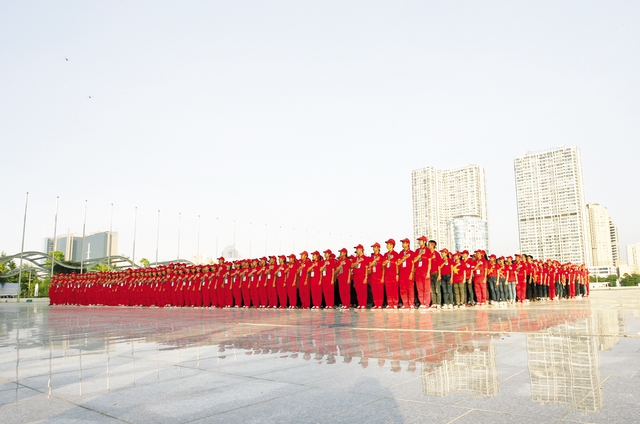Gần 3.000 tình nguyện viên trong đội hình hát vang bài Quốc ca.