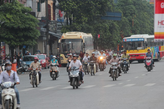 Các tài xế phải nắm rõ phân luồng mới để dễ dàng lưu thông qua và vào Hà Nội. Ảnh C.T