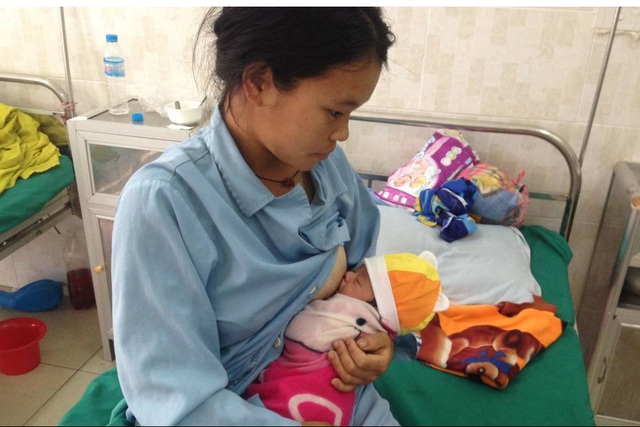 Sản phụ Giàng Thị Mỷ (ở Bắc Mê, Hà Giang) bị sa dây rốn được Bệnh viện Đa khoa tỉnh Hà Giang cấp cứu thành công. Ảnh: BVCC