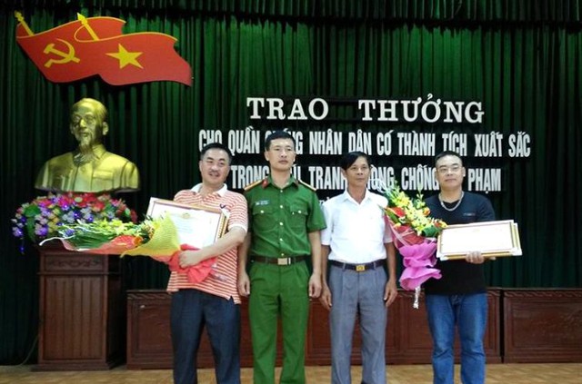 
Công an tỉnh Thái Bình trao thưởng cho anh Trung, anh Minh khi truy bắt hung thủ gây án. Ảnh: Đ. Tuỳ
