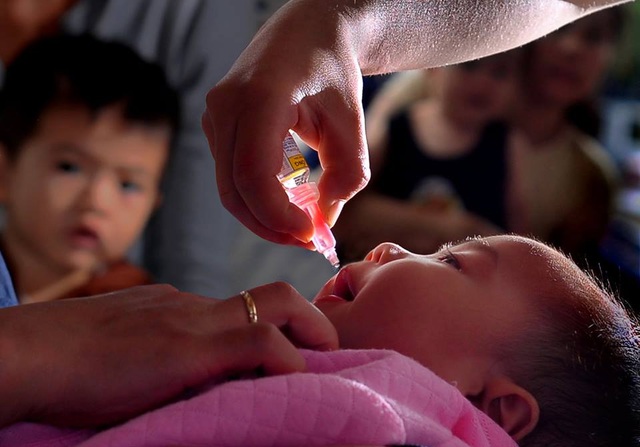 
“Cho trẻ uống vaccine Polio phòng bệnh từ 0 đến 5 tuổi trong chiến dịch năm 2012 trên toàn quốc” của tác giả Phạm Quốc Hưng (Trạm Y tế Thị trấn Tân Phú, huyện Tân Phú, Đồng Nai) - tác phẩm đạt giải Nhì cuộc thi. Ảnh: BTC
