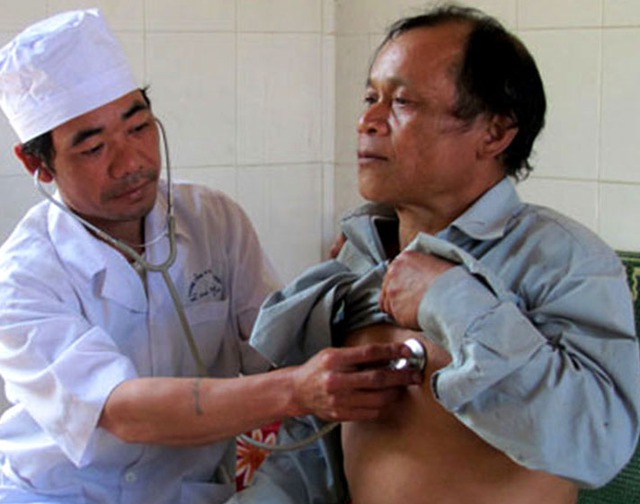 Trạm trưởng Nguyễn Cao Bằng khám bệnh cho người dân