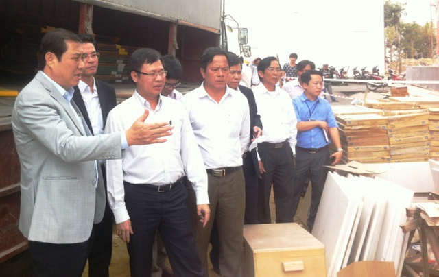 Chủ tịch UBND TP Đà Nẵng Huỳnh Đức Thơ (ngoài cùng bên trái) trực tiếp đến hiện trường kiểm tra vụ việc.