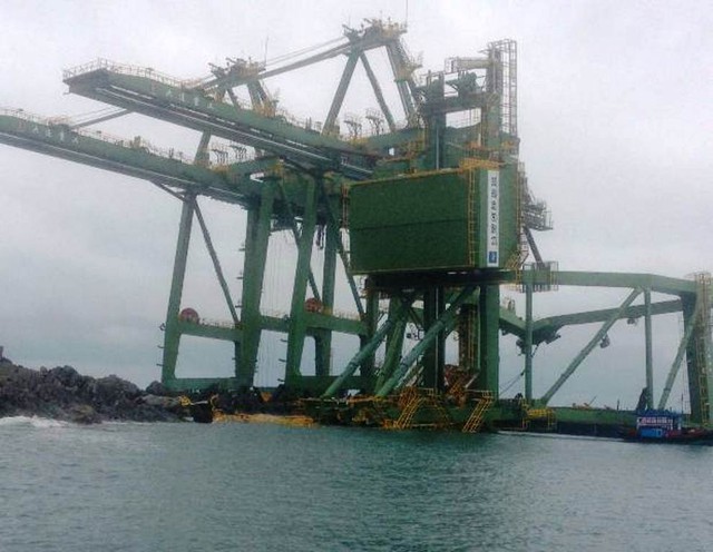 
Ba giàn cẩu hiện đại của Formosa Hà Tĩnh bị sóng đánh trôi dạt vào vùng biển Quảng Bình. Ảnh: CTV
