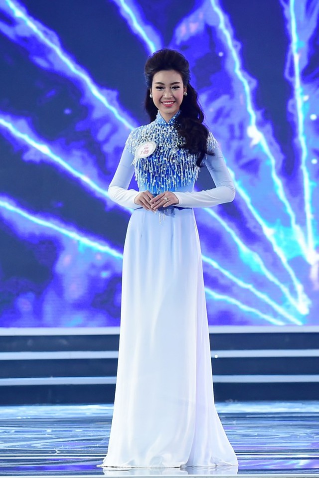 
Phần trình diễn áo dài trong đêm chung kết toàn quốc ngày 28/8 của tân hoa hậu.
