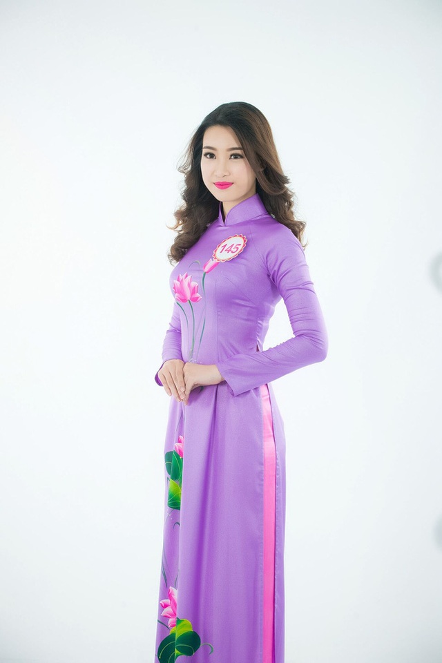 
Mỹ Linh trong trang phục áo dài tại buổi chụp hình studio dành cho các thí sinh lọt vào chung kết phía Bắc.
