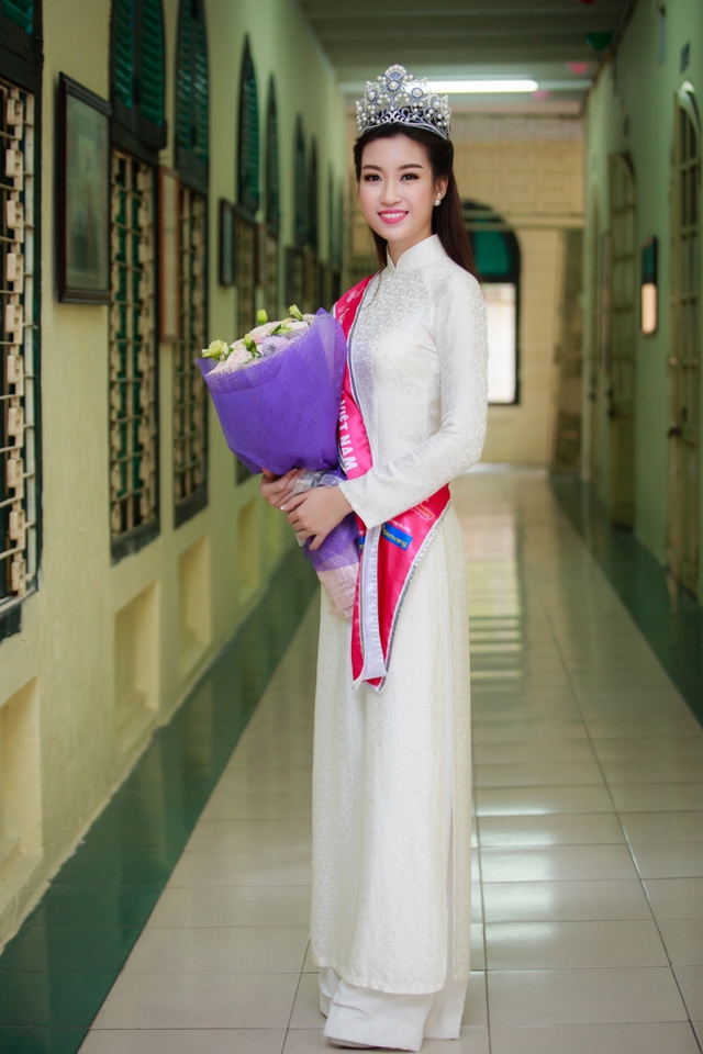 
Về thăm trường THPT Việt Đức - nơi cô đã từng học 4 năm cấp 3 - người đẹp họ Đỗ tiếp tục chọn chiếc áo dài trắng có kiểu cách cổ điển, truyền thống của một nữ sinh trung học.
