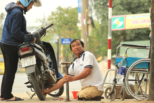 
Dù bị cụt hai chân nhưng bác Mị vẫn không đầu hàng với số phận
