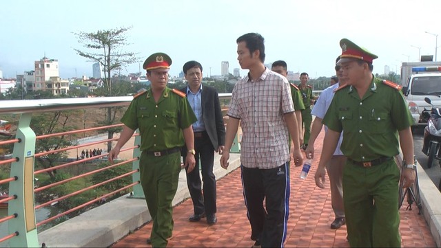 Công an dẫn nghi phạm Feng Long Chun tới cầu Trần Thị Lý miêu tả lại lúc vứt súng xuống sông Hàn.