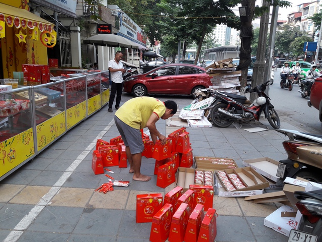 
Kiểm kê bánh Trung thu Kinh đô vào cuối giờ chiều ngày 15/9 tại một cửa hàng ở Hà Nội. Ảnh TG
