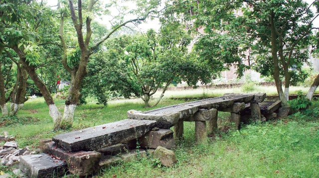 Cầu đá cổ có từ hàng trăm năm.