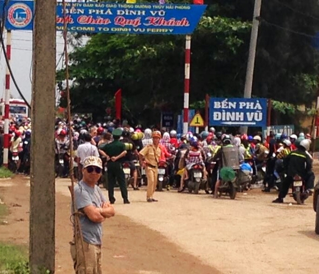 
Tắc đường cục bộ kéo dài hàng giờ tại bến phà Đình Vũ trong ngày đầu tiên kỳ nghỉ lễ. Ảnh: Mai Lâm
