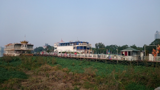 
Bị ngừng hoạt động, hàng loạt du thuyền hoang phế chờ Quyết định của UBND TP Hà Nội. Ảnh Dân trí.
