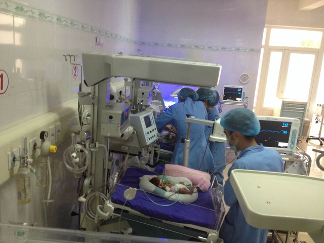 
Bệnh viện có thể chăm sóc, điều trị, nuôi sống những bé sơ sinh chào đời chỉ mới 26 tuần thai, nặng 650gr-700gr

