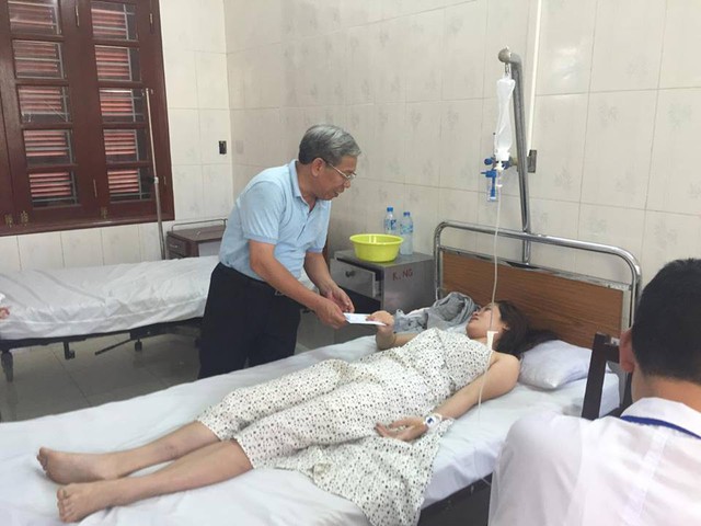 
Bí thư huyện ủy Cát Hải thăm hỏi, động viên du khách người Quảng Ninh bị nạn tronng vụ tai nạn sáng nay. Ảnh: X.T
