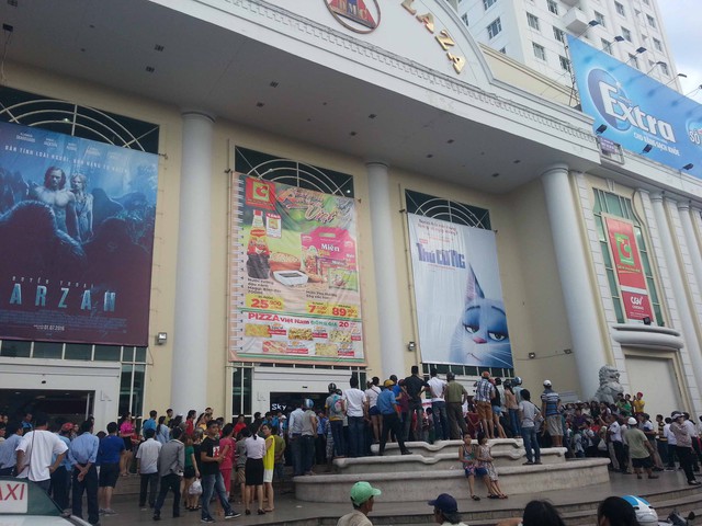 Náo loạn trước cổng Trung tâm Thương mại Big C Đà Nẵng vào chiều 7/7. Ảnh: Đức Hoàng