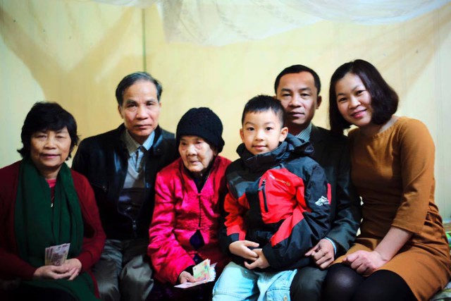 
Gia đình ông Cường, bà Bình bên bà mẹ 104 tuổi. Ảnh: C. B
