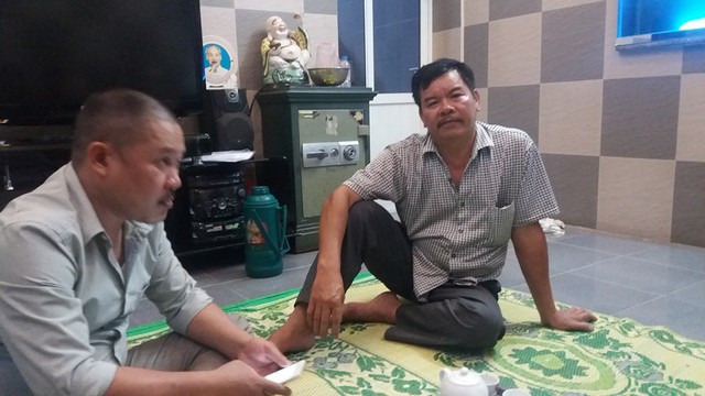 Ông Dương Văn Tứ (bên phải), bố nạn nhân bức xúc kể lại sự việc con trai bị ngất tại Trụ sở công an xã.