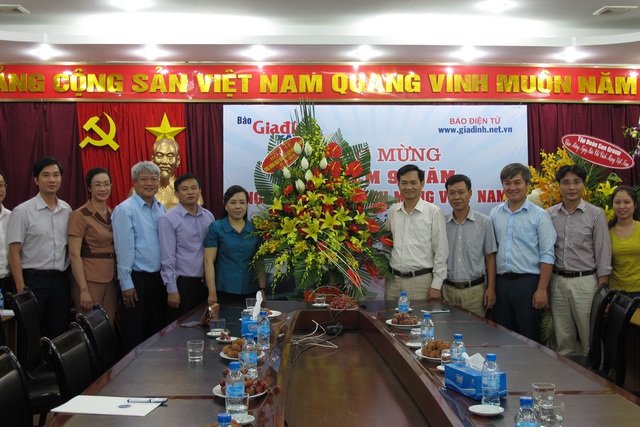 Thay mặt Lãnh đạo Bộ Y tế, Bộ trưởng Nguyễn Thị Kim Tiến trao tặng lẵng hoa tươi thắm chúc mừng Báo GĐ&XH. Ảnh: Võ Thu