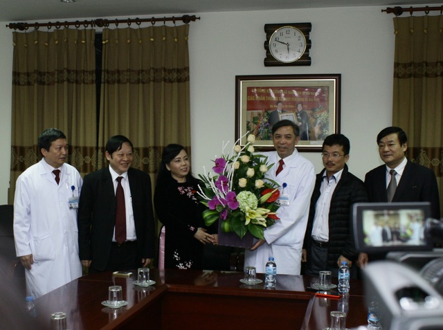 
Bộ trưởng Bộ Y tế tặng hoa chúc mừng tập thể y bác sĩ Bệnh viện Phụ sản Trung ương, Trung tâm hỗ trợ sinh sản Quốc gia đã nỗ lực, cố gắng thực hiện thành công ca mang thai hộ đầu tiên
