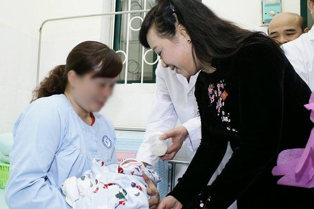 
Bộ trưởng Nguyễn Thị Kim Tiến ân cần hỏi thăm người được nhờ mang thai hộ và em bé đầu tiên chào đời nhờ phương pháp mang thai hộ
