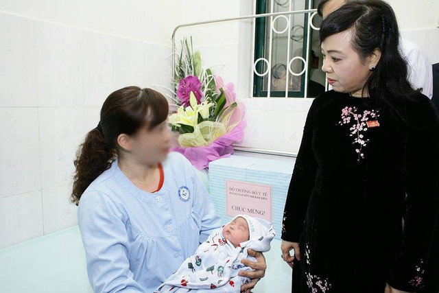 
Bộ trưởng động viên, thăm hỏi gia đình em bé
