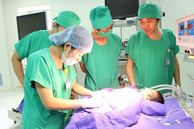 
Hiện tại, bé Tùng đang được các bác sĩ chăm sóc đặc biệt. Ảnh: Thế Thiêm
