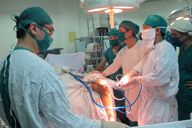 
Kỹ thuật phẫu thuật thay khớp gối đã được thực hiện thường quy tại BVĐK Hà Tĩnh. Ảnh: H.Hào
