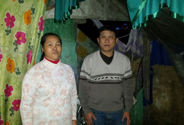 Căn nhà tạm mà vợ chồng anh Trần Văn Hoàng và chị Nguyễn Thị Chín đang ở đã quá dột nát. Ảnh: Lê Chung