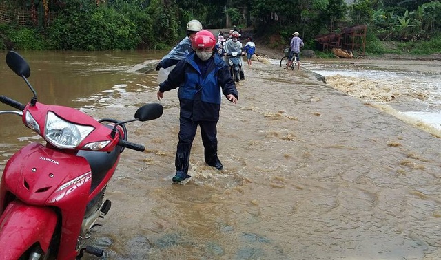 
Cảnh giáo viên và học sinh vượt suối qua cầu tràn ở Bản Mười, xã Lương Sơn để lên hai xã Sùng Đô và Nậm Mười dạy học.
