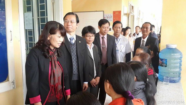 
Các lãnh đạo Sở Y tế và thị xã Hương Thủy thăm hỏi bà con tại các điểm tư vấn và cung cấp dịch vụ chăm sóc SKSS/KHHGĐ
