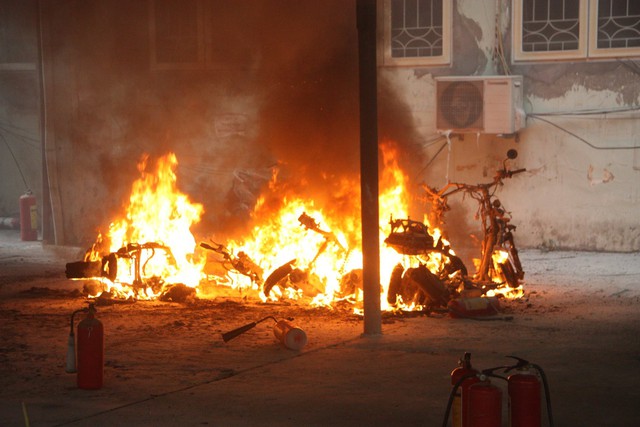 Vụ cháy tại ĐH Quốc gia Hà Nội khiến nhiều xe máy, xe điện bị thiêu rụi.