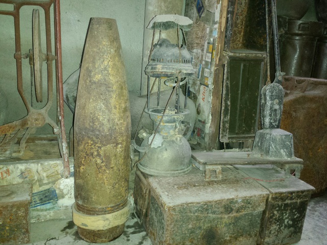 Chiếc đèn dầu cũ, vật dụng quen thuộc một thời trong chiến tranh