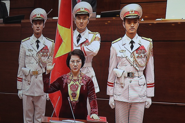 
Hình ảnh tân chủ tịch Quốc hội tuyên thệ tại hội trường Diên Hồng. Ảnh: Công Tâm

