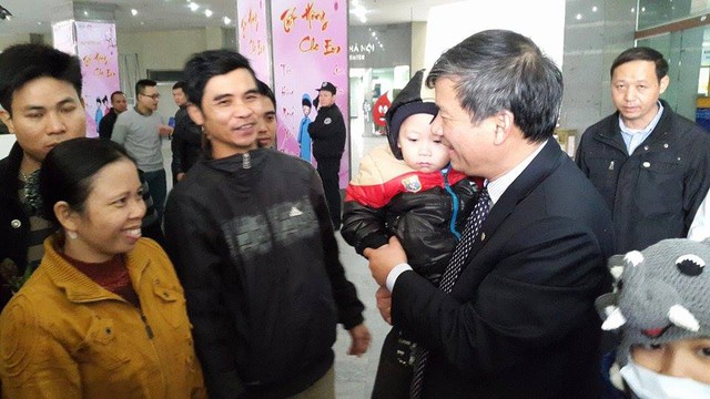 
GS.TS Nguyễn Anh Trí thăm hỏi, chúc Tết các gia đình bệnh nhân trước khi xe khởi hành

