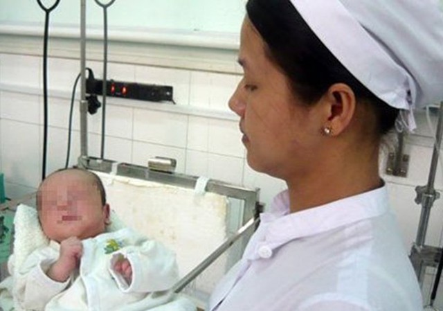 
Con của thiếu nữ Nguyễn Thị Diễm M. l&uacute;c mới sinh được chăm s&oacute;c tại bệnh viện.
