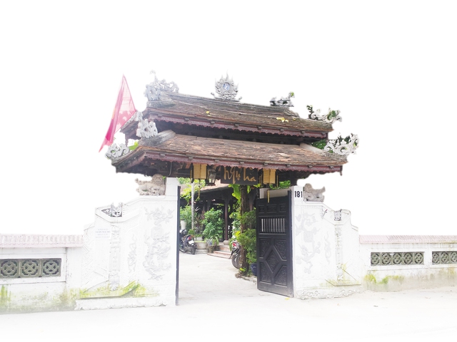 Cổng vườn Ngự Hà được thiết kế theo kiến trúc gốc của người Huế. Ảnh: C.H