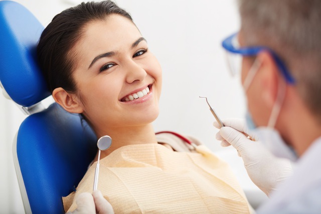 Khi đi nhổ răng, cần nói rõ tình trạng sức khỏe với bác sĩ để tránh những tai biến khó lường. Ảnh minh họa